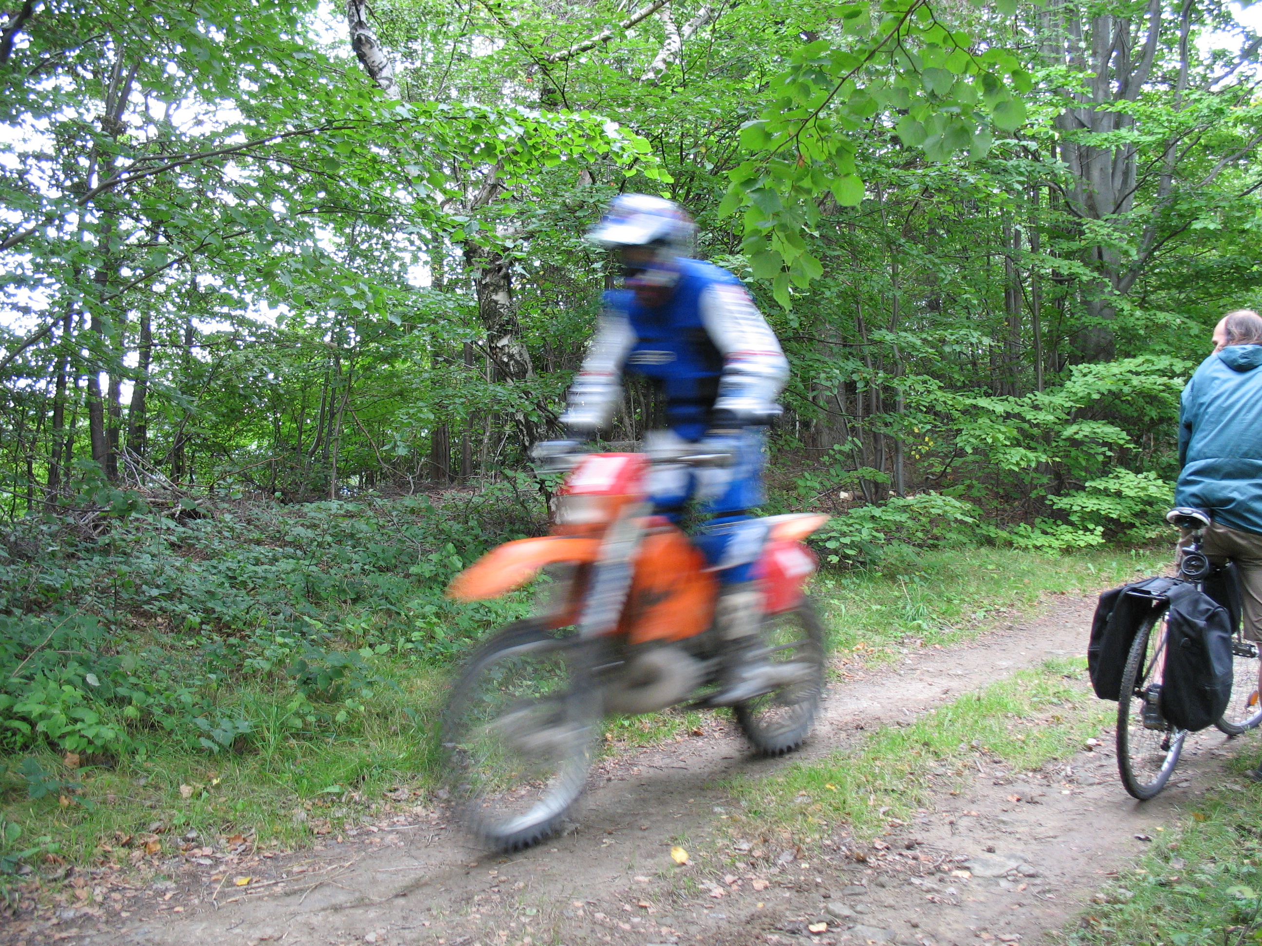 Lesn�ci si v Beskyd�ch posv�tili na bezohledn� motork��e 
(klikni pro zv�t�en�)